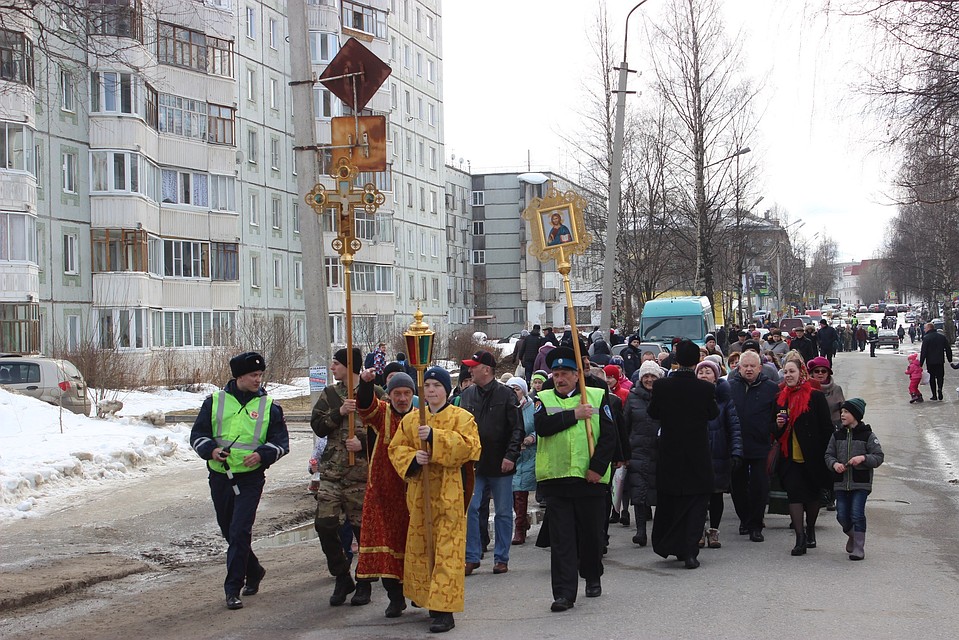 В полдень в городе начался молебен