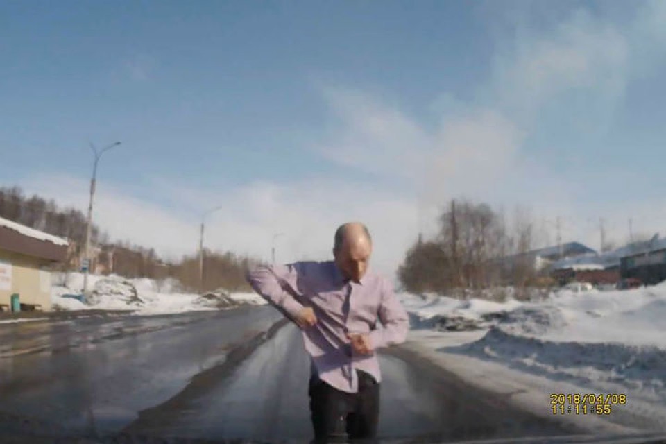 В Пасху на нижней дороге в Мурманске увидели мужчину, спокойно гулявшего по проезжей части.