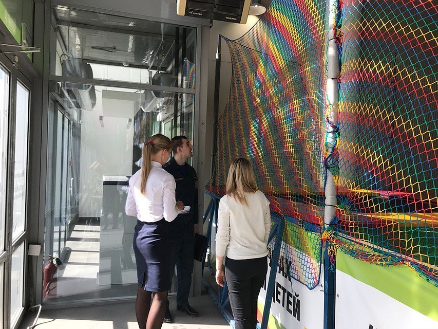 В случае пожара выбраться из батут-центра к запасному выходу можно лишь разрезав эту сетку