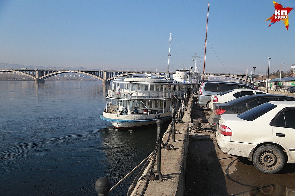 Енисей «подбирается» к уровню набережной в центре Красноярска
