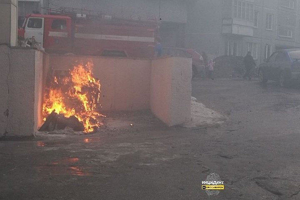 В Новосибирске подросток поджег мусорный бак возле торгового центра. Фото: vk.com/incident_nsk