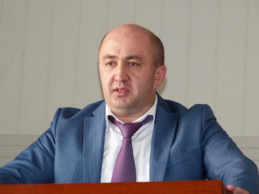 В Дагестане глава района уволил со службы сестру, брата и шурина