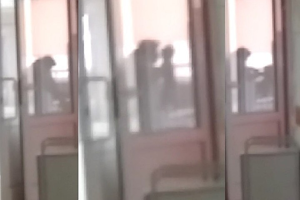 Шокирующие кадры сделала жительница Новосибирска в детской больницы №4. На них видно как женщина в белом халате несколько раз швыряет восьмимесячную малышку, лежащую в кроватке.