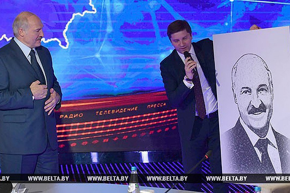 Президенту подарили портрет, созданный из слов, которые он чаще всего произносит. Фото: БелТА