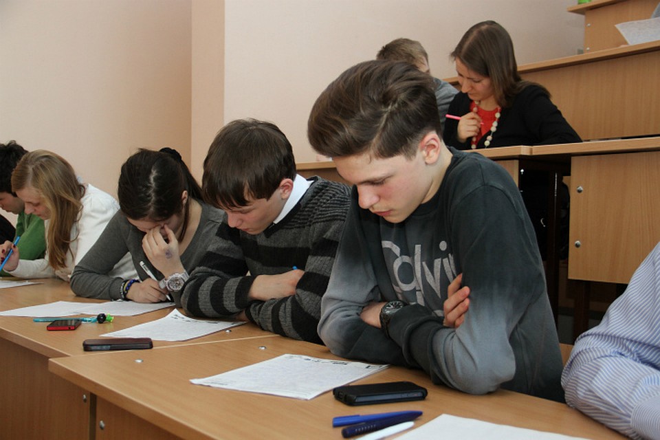 Кто-то относится к акции крайне серьезно, а для других это очередной "выход в свет". Источник: архив "КП"