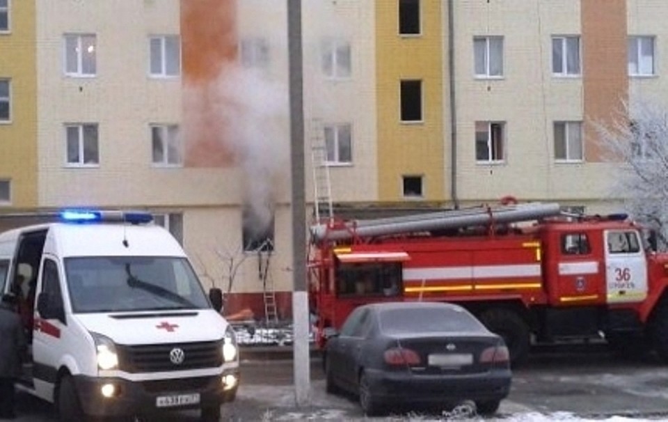 Пожарные Белгородской области спасли из горящей квартиры мужчину. Фото пресс-службы МЧС Белгородской области.