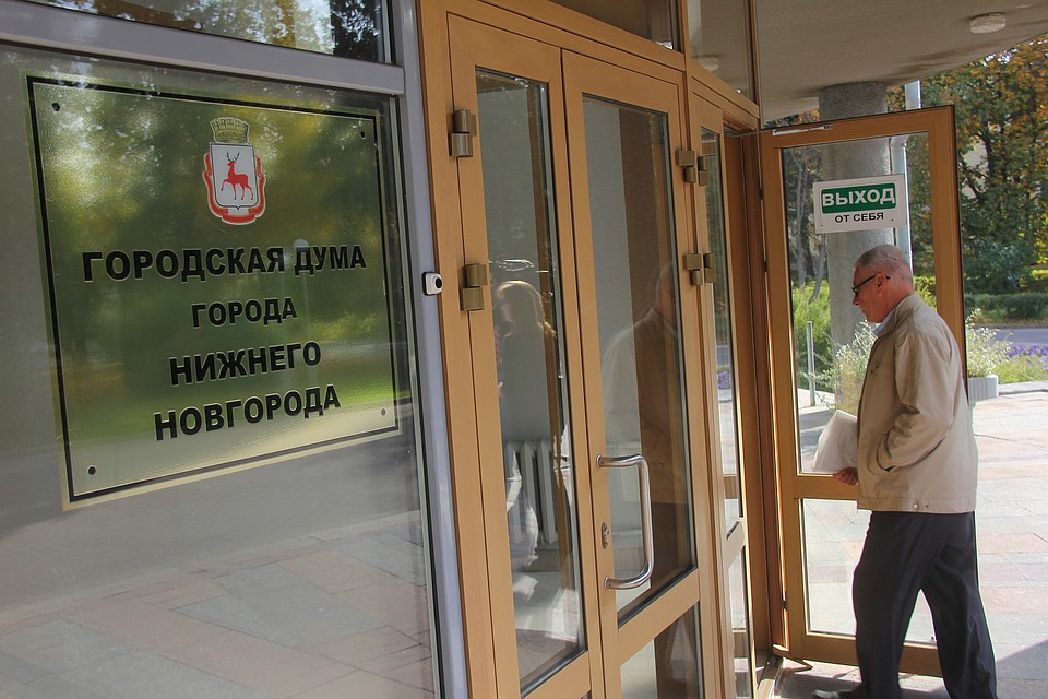 Сотрудникам администрации Нижнего Новгорода запретили татуировки, ирокезы и колготки в сеточку