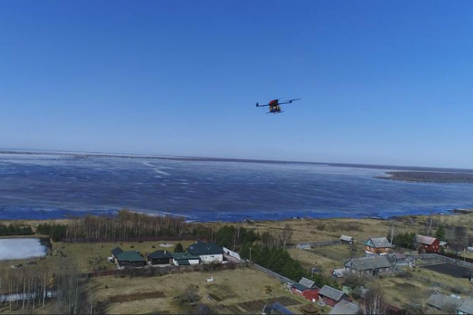 Дрон на подлете к деревне. ФОТО: кадр из видео ЦНИТ