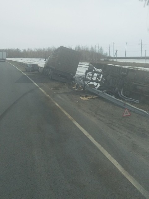 На трассе под Балаково перевернулась фура.