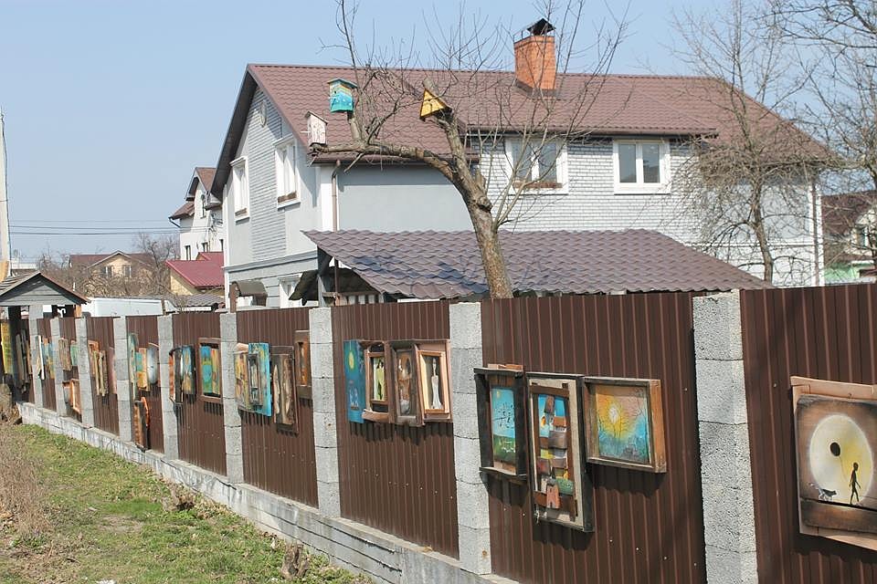 Первыми посетителями выставки стали соседи и прохожие