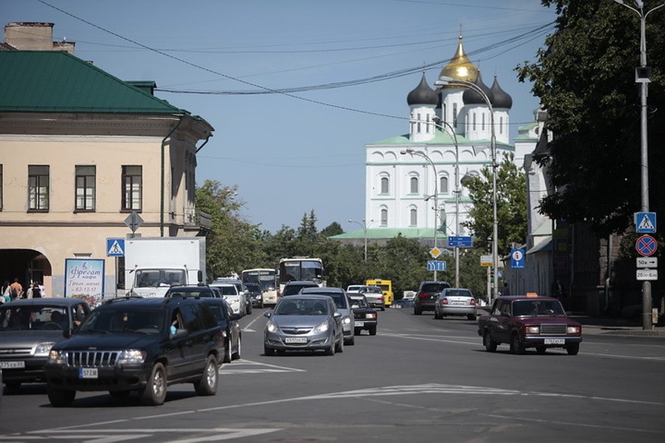 Клумба в центре перекрестка на Октябрьской площади предотвращает тяжелые ДТП.
