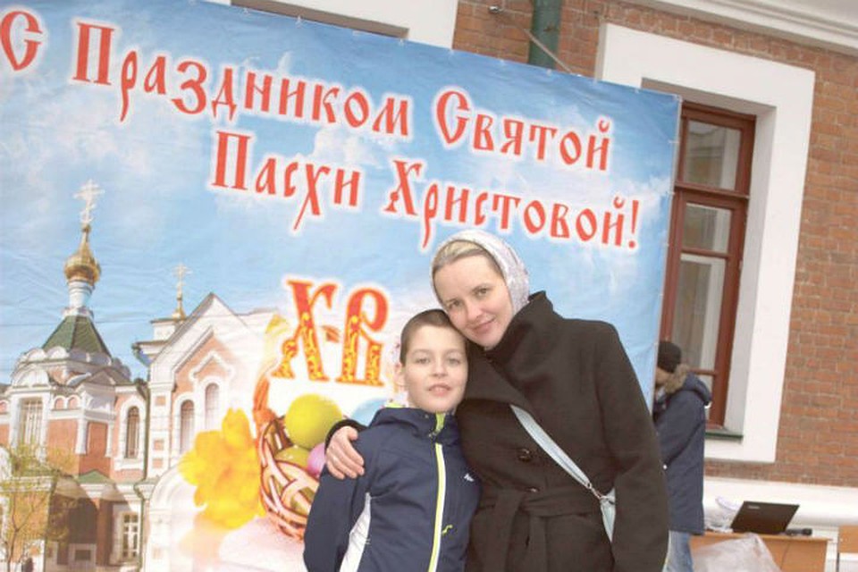 На фото - Ваня и его мама на Пасхальном празднике. Мальчик участвовал в спектакле, Ирина помогала с организацией. Фото: воскресная школа.