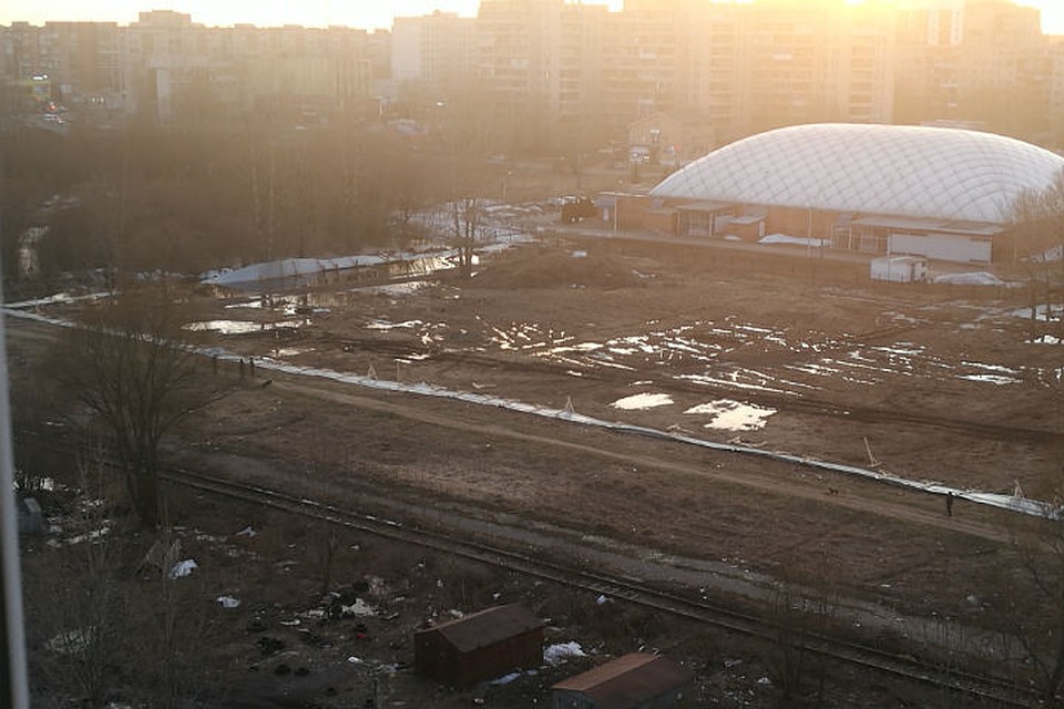 В Ярославле повалило забор на площадке под спорткомплекс. Фото: читатель "КП".