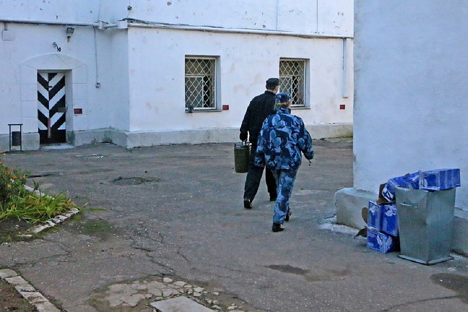 В Пскове на Рижском проспекте задержан мужчина при попытке похитить алкоголь и продукты из магазина.