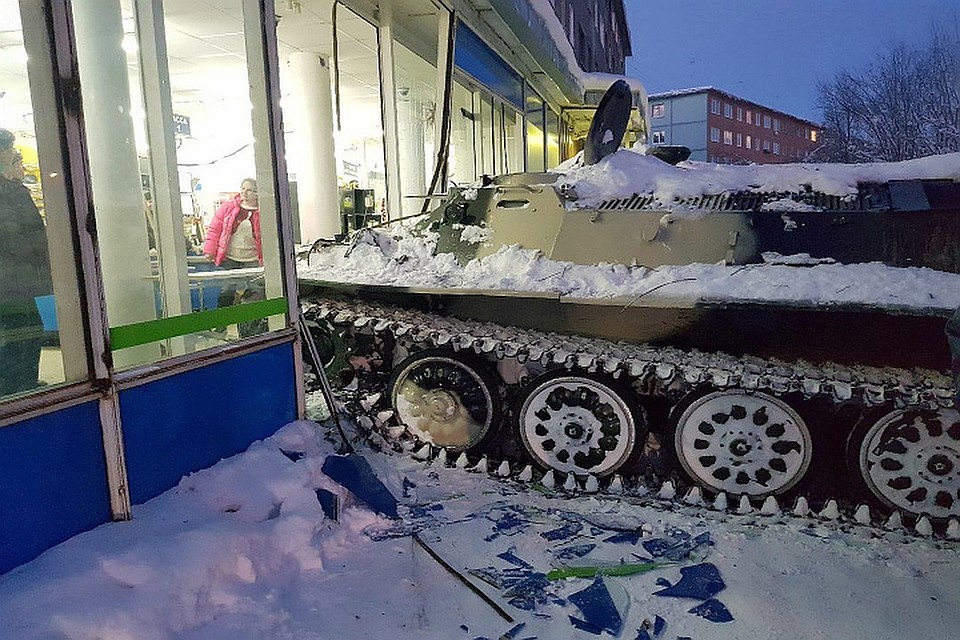 Попав в супермаркет, мужчина вылез из техники и пошел к рядам магазина. Фото: vk.com/alfaplus