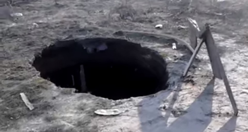 Дыра в земле почему-то не огорожена