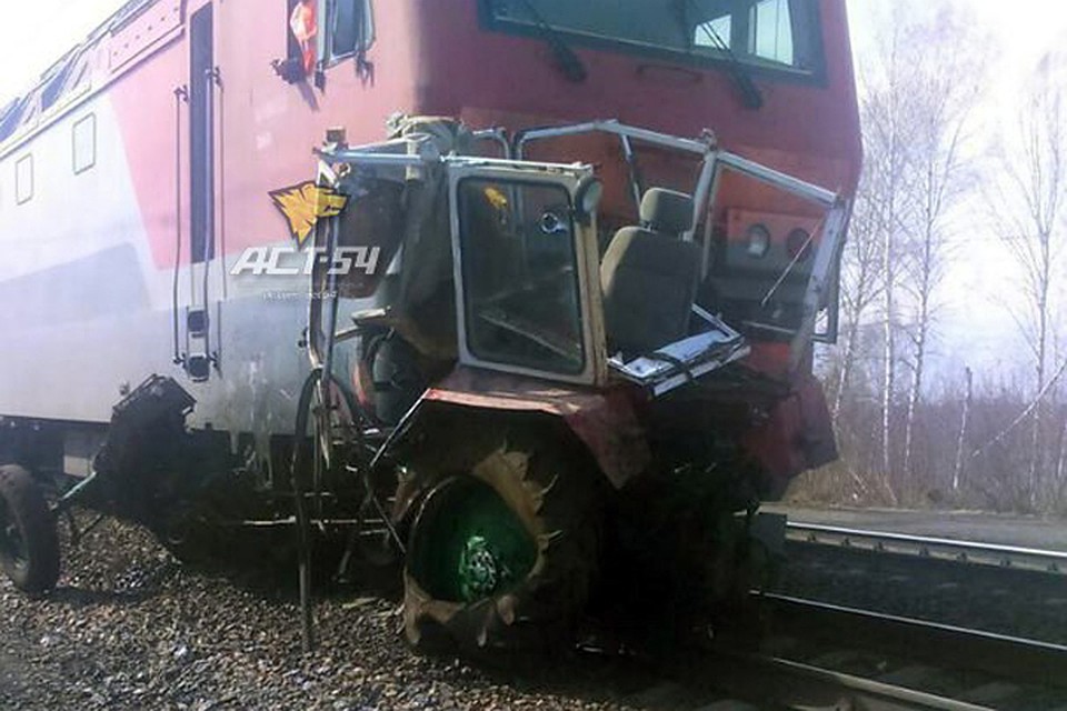 Самодельный трактор от сильного удара превратился в груду металла
