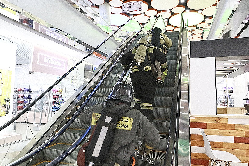 Всего в Москве сотрудники МЧС проверили более 600 крупных объектов на предмет соответствия требованиям пожарной безопасности.