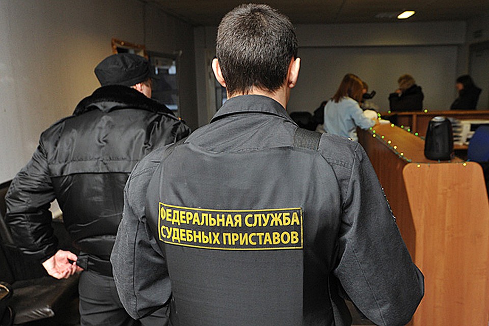 Судебным приставам в который уже раз помогла страсть должника к путешествиям.