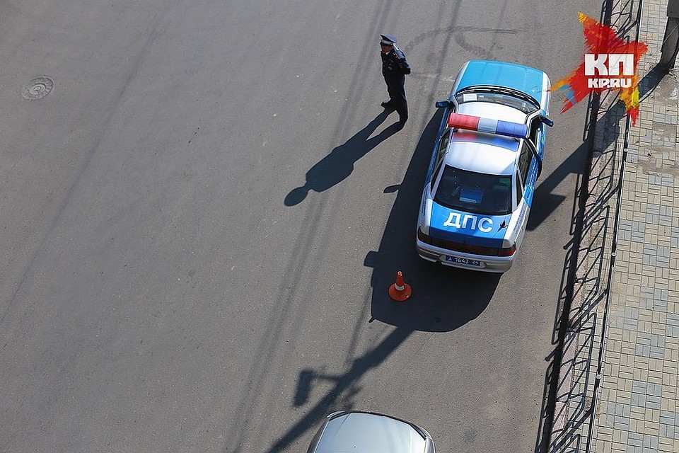 Пока инспектор составлял на автомобилиста административный протокол, мужчина предложил решить все по-другому: заплатить полицейскому 1000 рублей, чтобы тот протокол не составлял.