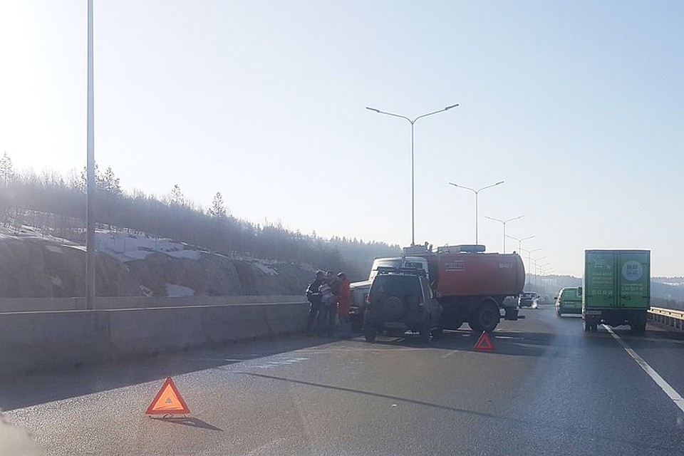 Водитель Chevrolet NIVA, ехавший по левому ряду, не успел вовремя среагировать на столь внезапный маневр ГАЗа и въехал в его кабину. Фото: Игорь Голубин