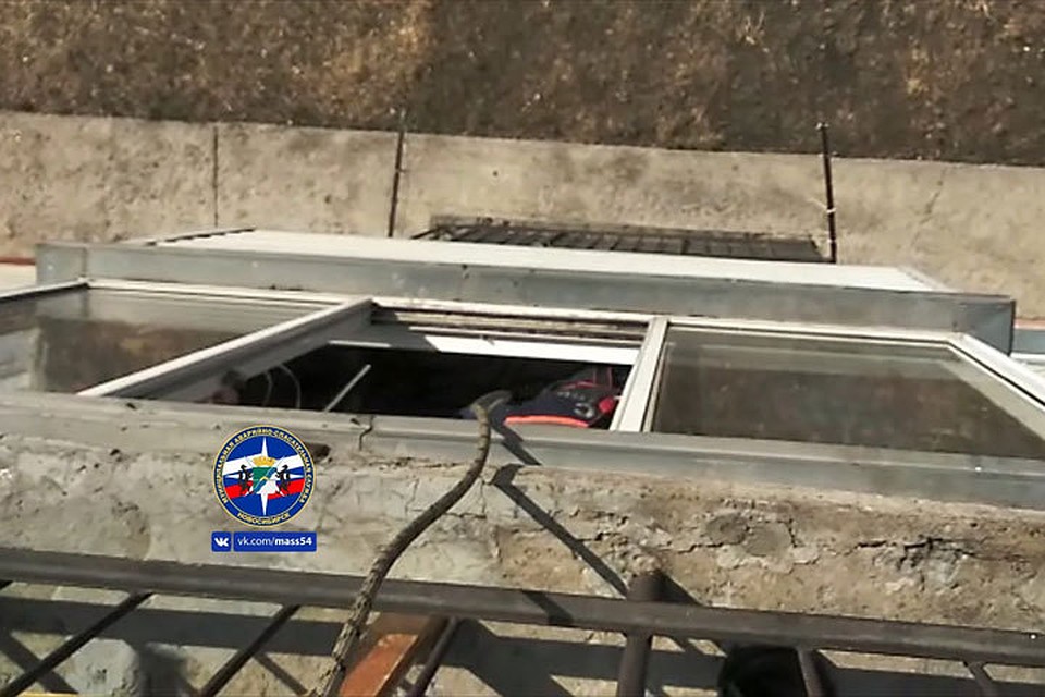 Спасатели спустились на балкон из соседней квартиры и открыли пластиковую дверь