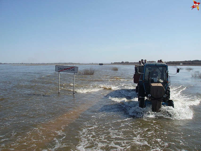 В 2010 году с катера на берег людей доставляли на тракторе, сейчас используют "КамАЗы" и "Уралы".