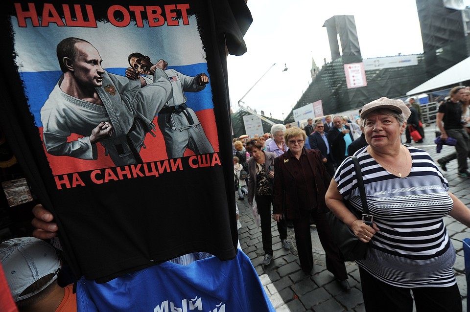 Вновь актуальная футболка "Наш ответ на санкции США", 2014 год.