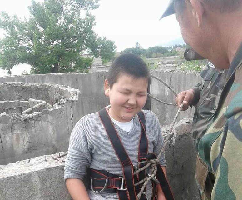 Мальчика подняли из колодца на альпинистском снаряжении.