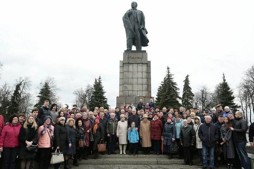 Жители Ульяновска у памятника Владимиру Ленину