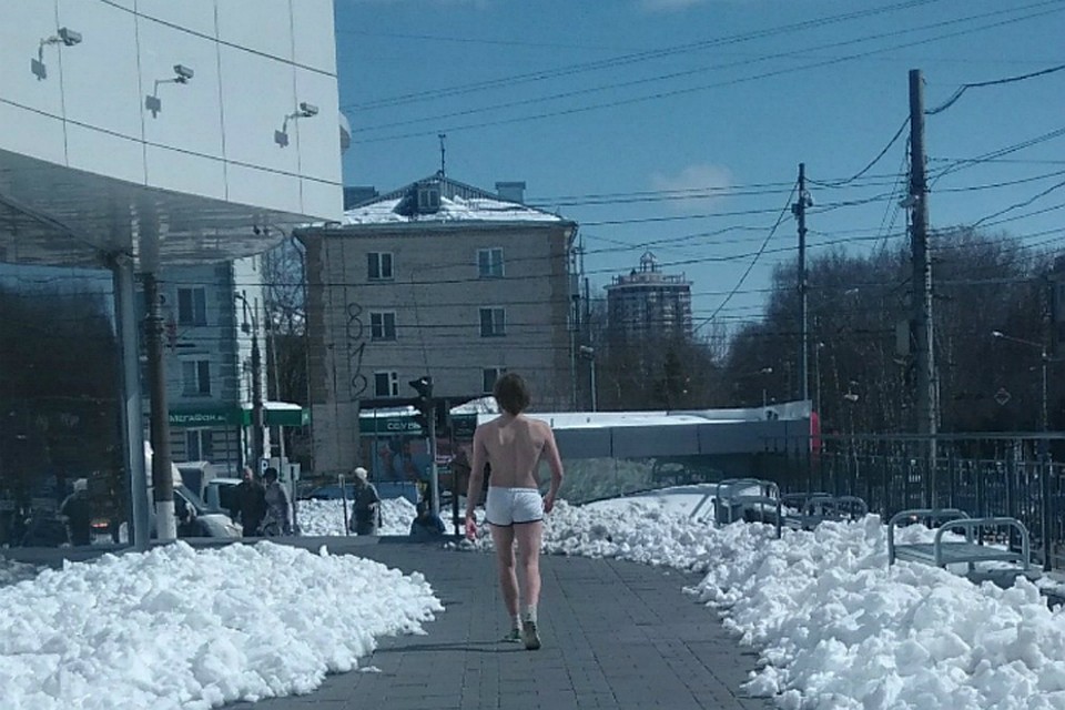 Спортом мужчина занимается исключительно с голым торсом и в белых шортах. Фото: Александр Алексеев