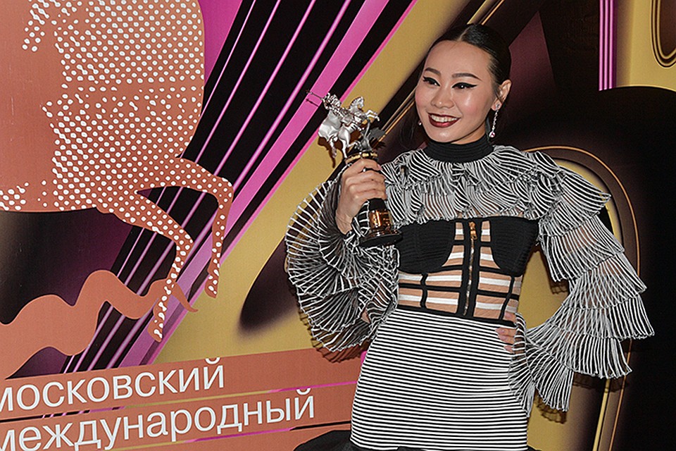 «Ню», режиссерский дебют в кино китайской актрисы и певицы, финалистки проекта «Голос» Ян Гэ, завоевал спецприз жюри