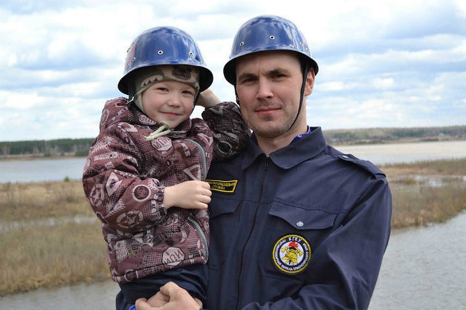 Мужчина прополз по тающему льду и на веревке вытащил тонущего рыбака. Фото: из архива пожарной части 124 в селе Каргино Красноярского края.
