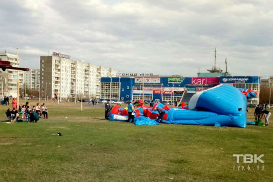 Батут с детьми снесло ветром в Красноярске. Фото: ТВК.