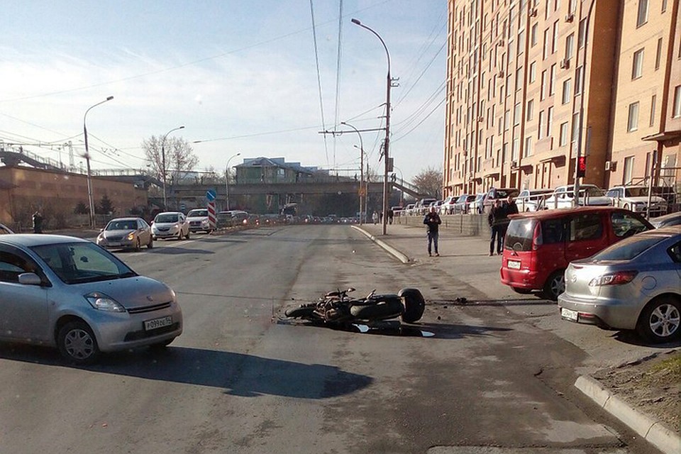 Мотоцикл на скорости врезался в бок Toyota FunCargo