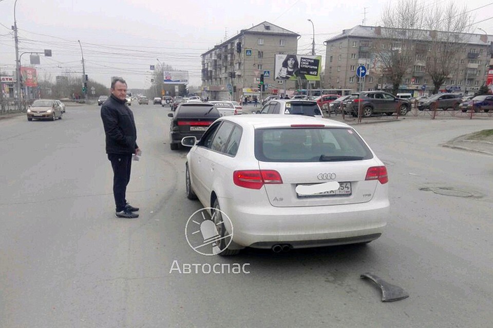 Два автомобиля стояли на светофоре, когда в них врезалась Lada Granta. Фото со страницы vk.com/avtospasrus