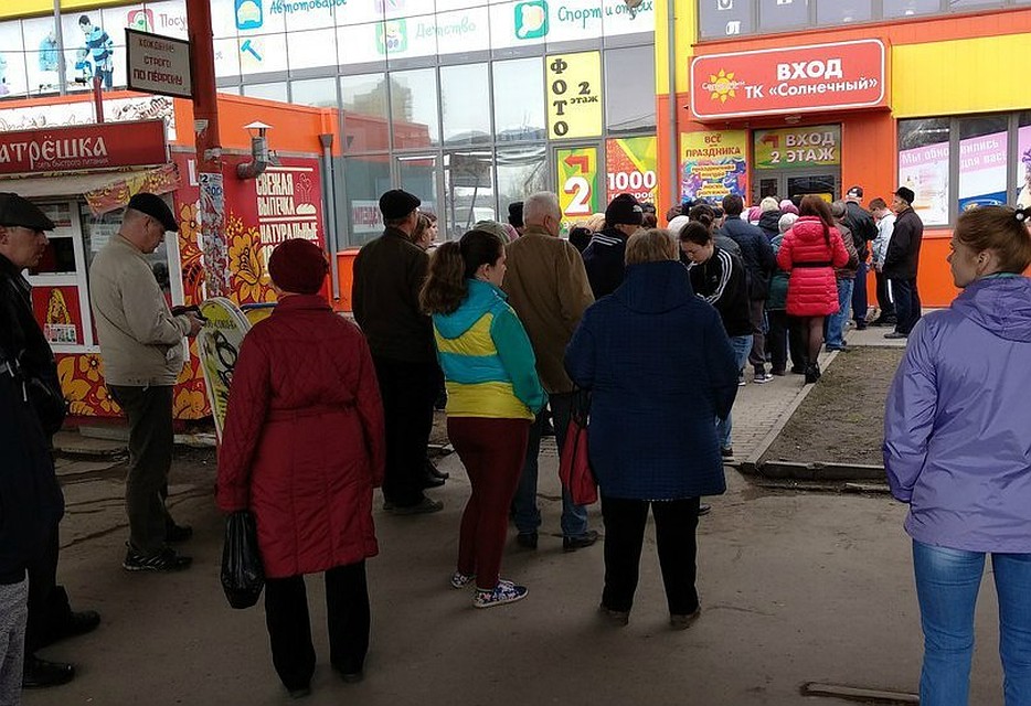 Человек, выложивший фото, утверждает, что это очередь за углем по 1 рублю. Фото: "Подслушано Копейск" в VK