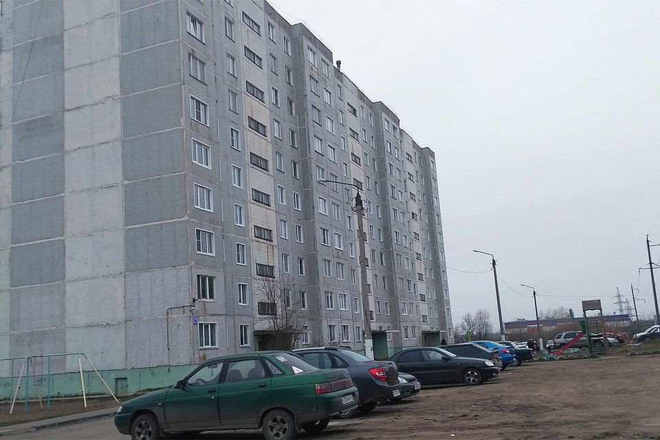 Подпись: Близняшки выпали из окна квартиры на девятом этаже. Фото: Антон МАМАЕВ