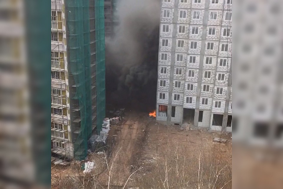 1 мая от одного из домов в ЖК "Маршал-Град" доносились звуки взрывов