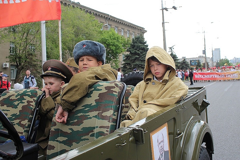 После плова и солдатской каши парад на ретро автомобилях.