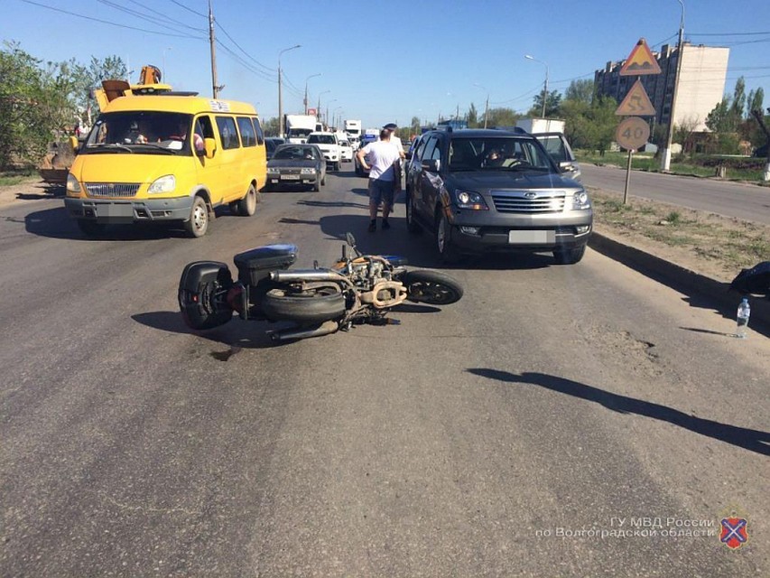 Женщина на кроссовере сбила мотоциклиста