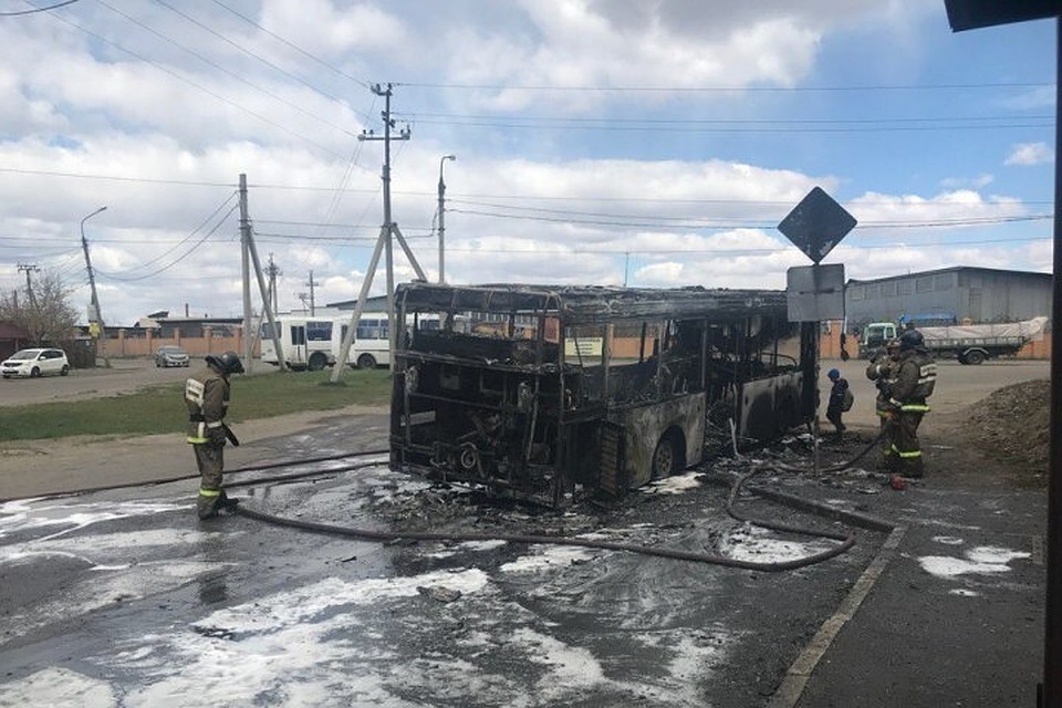 Автобус сгорел в Иркутске. ФОТО: группа ДТП 38RUS Иркутск.