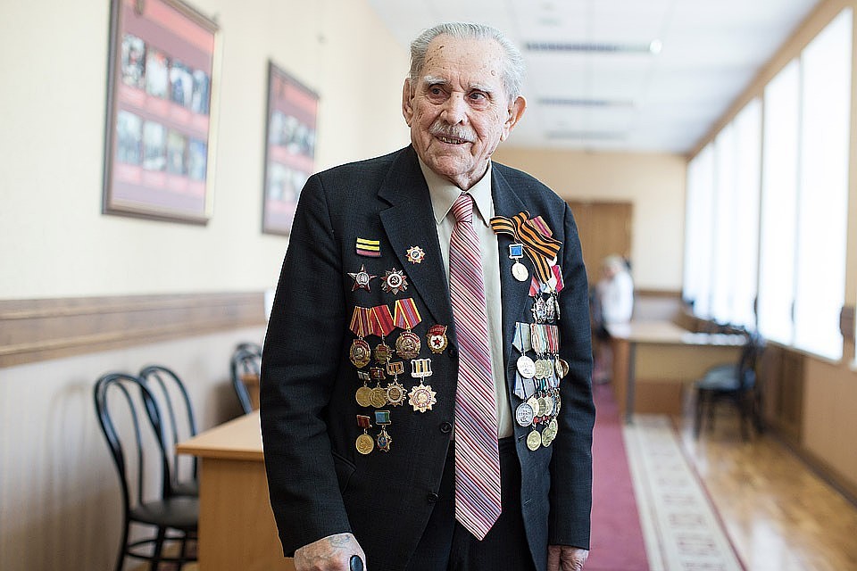 Александру Семеновичу Шлыкову почти 97 лет.
