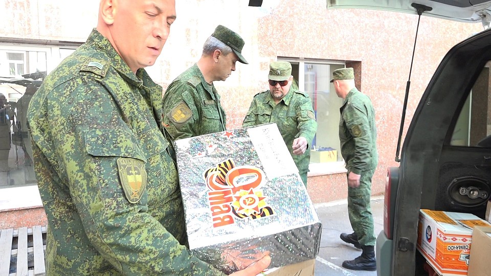 Бойцы обрадовались подаркам