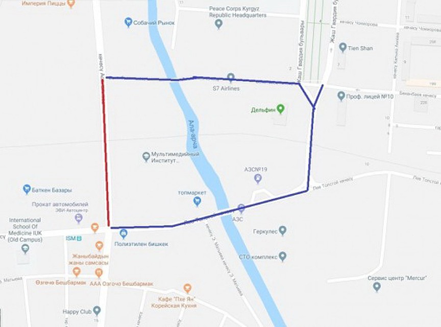 Красная линия на схеме обозначает, что эта улица закрыта для проезда. Движение транспорта будет осуществляться по синей линии, указанной в схеме.