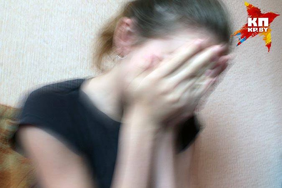 Девушка рассказала, что вечером возвращалась домой подшофе, и ей пришла в голову странная идея - поцарапать ногтями авто.