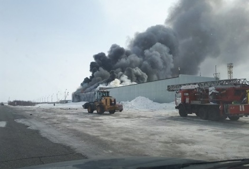 В Новом Уренгое тушат горящие склады в районе Коротчаево 89.mchs.gov.ru