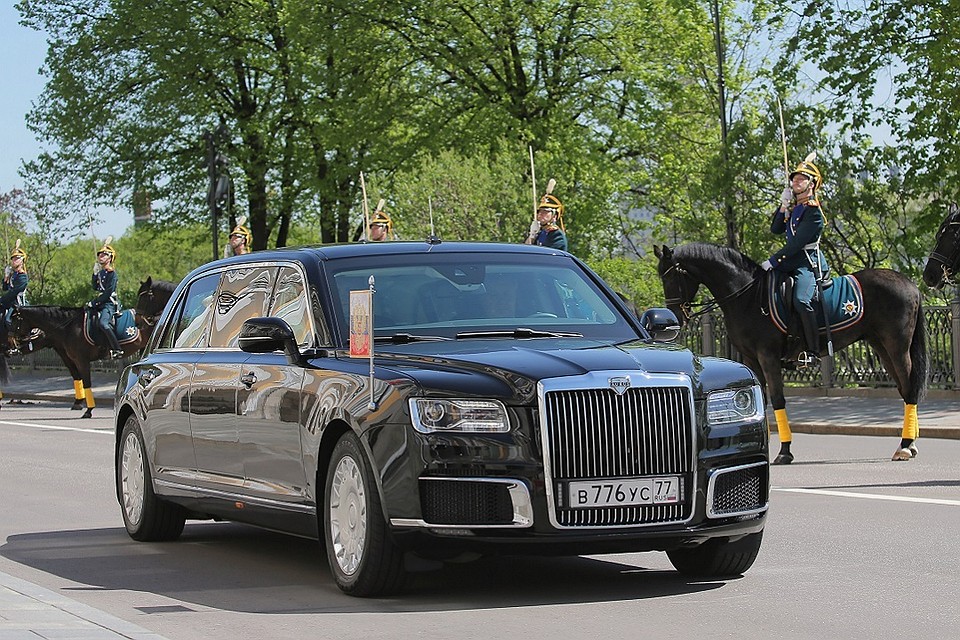 Автомобиль проекта "Кортеж" во время церемонии инаугурации президента РФ Владимира Путина