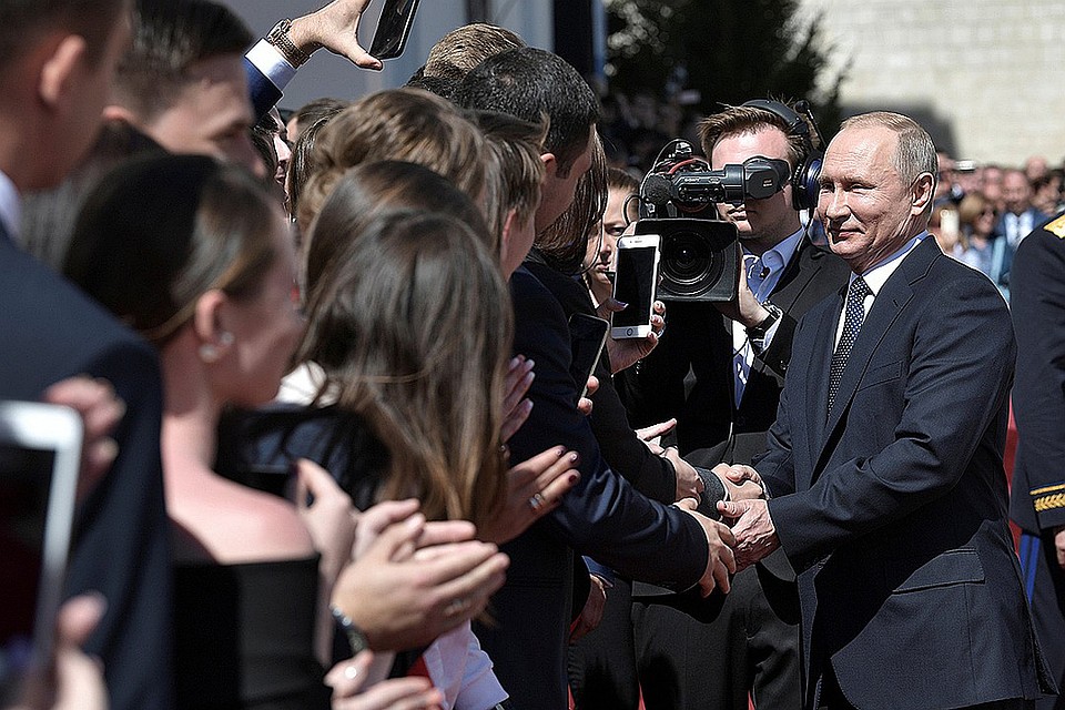 После церемонии инаугурации Владимир Путин немного пообщался с молодыми волонтерами, работавшими в его избирательном штабе.