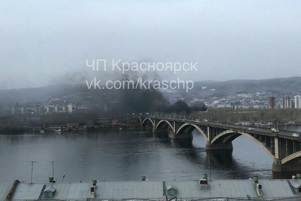 Сигнал о возгорании на пульт пожарной охраны поступил около 5.30. Фото: "ЧП-Красноярск"